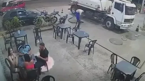 Clip: Đánh rơi que diêm châm thuốc lá, người đàn ông suýt biến trạm xăng thành biển lửa