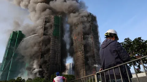 Trung Quốc: Cháy dữ dội tại tòa nhà cao tầng ở Hồng Kông, nhiều người mắc kẹt