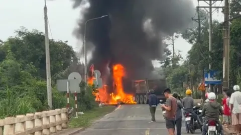 Clip: 2 xe đầu kéo tông nhau, cháy ngùn ngụt, khói đen bốc cao hàng chục mét