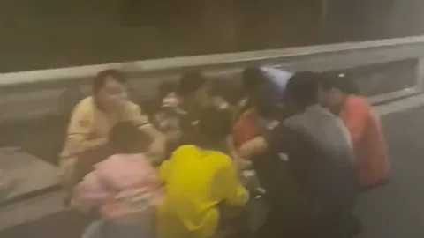 Clip: Rùng mình cảnh tượng cả nhà 7 người quây quần ăn uống trên cao tốc Vĩnh Hảo - Phan Thiết