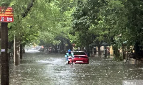 Nhiều nơi ở Hải Phòng, Quảng Ninh ngập sâu do mưa lớn