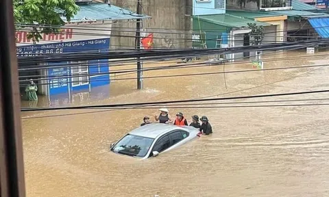 TP.Hà Giang "chìm" trong biển nước: Lên nóc nhà lánh nạn, di chuyển bằng thuyền