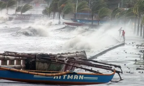 Diễn biến mới nhất cơn bão số 2: Áp sát đất liền, mưa lớn, gió giật mạnh