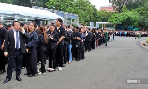 Tp.Hồ Chí Minh: Nhiều gia đình đưa con nhỏ tới viếng Tổng Bí thư Nguyễn Phú Trọng