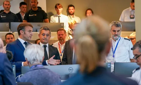 Bộ trưởng Nội vụ Pháp nhận thư nghi chứa virus nguy hiểm, lo ngại an ninh gia tăng