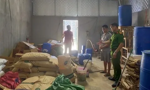 Đột kích xưởng sản xuất nước giặt OMO giả rồi bán "hạ giá sập sàn" trên Shopee