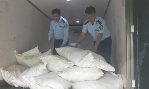 Phát hiện, bắt giữ gần 2 tấn chân gà bốc mùi hôi thối