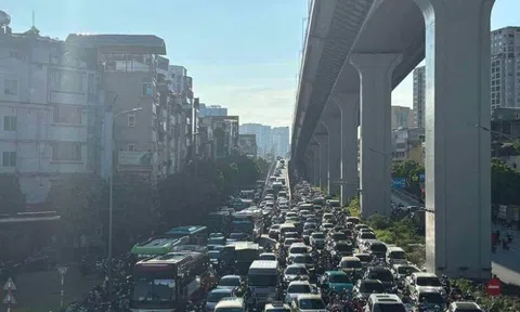 Cửa ngõ Hà Nội ùn tắc "nghẹt thở" trong ngày làm việc cuối trước kỳ nghỉ lễ 2/9