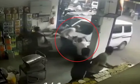 Clip: Hãi hùng cảnh ô tô mất lái, tông thẳng vào tiệm tạp hóa khiến 4 người bị thương