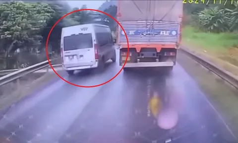Clip: Phẫn nộ cảnh xe khách 16 chỗ vượt ẩu khiến xe tải lao thẳng xuống vệ đường