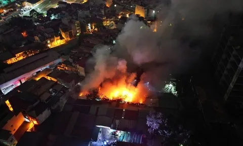 Video: Cận cảnh kho hàng đồ chơi trẻ em ở Định Công bốc cháy dữ dội trong đêm