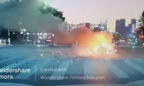 Clip: Tài xế lăn lộn hoảng loạn sau khi xe máy điện bất ngờ phát nổ như bom tại Trung Quốc