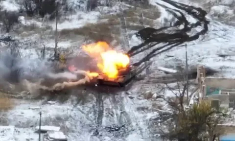 Clip: Xe tăng Ukraine nổ tung, bốc cháy vì trúng UAV cảm tử của Nga, kíp điều khiển xe tăng có kịp thoát thân?