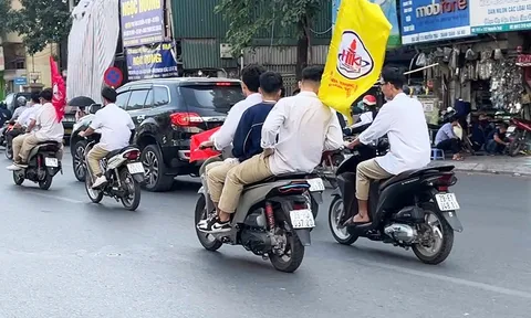 Clip:  Xác minh để xử lý nghiêm nhóm thanh niên đi xe máy không đội mũ bảo hiểm, cầm cờ diễu phố