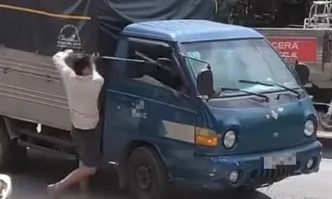 Clip: Hỗn chiến như phim hành động sau va chạm giao thông và cái kết cười ra nước mắt