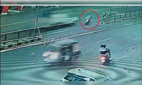 Clip: Tai nạn kinh hoàng, xe máy thiếu quan sát bị ôtô tải tông trúng, kéo lê hàng trăm mét