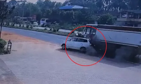 Clip: Innova lùi xe trên quốc lộ bị xe tải ủi nát bươm, 10 người bị thương