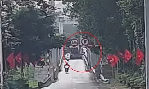 Vụ xe rác rơi sông ở Huế: Thợ lặn xuống vị trí xe chìm, xác định danh tính 2 nạn nhân