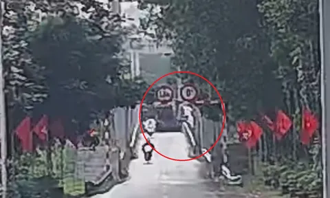 Clip: Giây phút xe chở rác lao thẳng xuống sông khi "bay" qua thành cầu