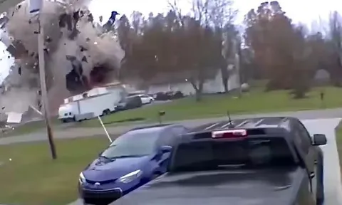 Clip: Kinh hãi khi nghe ngôi nhà phát nổ như bom, 2 người tử vong