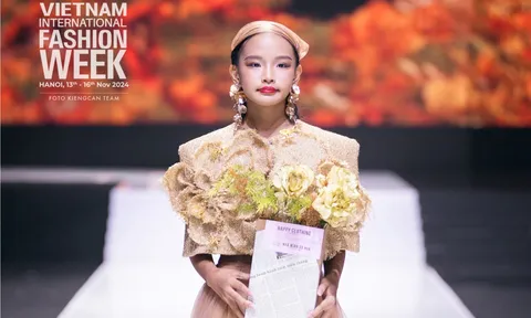 Mẫu teen Phương Loan tự tin catwalk khoe dáng trong show của NTK Thảo Nguyễn