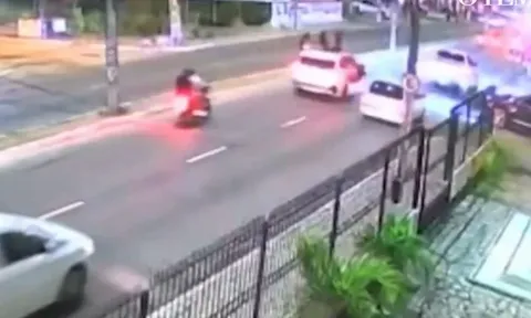 Clip: TikToker văng khỏi ô tô khi quay video selfie nhảy múa ở cửa số trời, cảnh tượng sau đó chỉ nhìn thôi cũng rùng mình