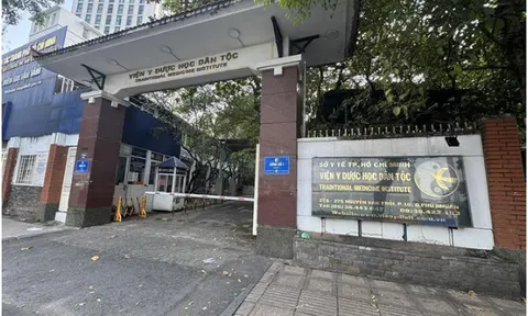 Clip: Khởi tố, khám xét nhà riêng và nơi làm việc của Viện trưởng Viện y dược học dân tộc Tp. Hồ Chí Minh