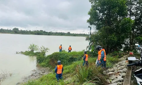 Đã tìm thấy thi thể 2 nạn nhân trong vụ xe rác rơi xuống sông ở Huế