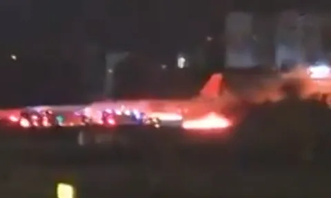 Clip: Sukhoi Superjet 100 của Nga đã bốc cháy dữ dội trong lúc hạ cánh