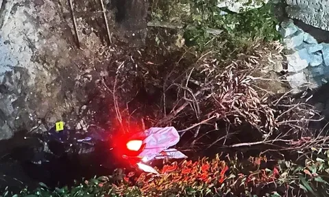 Hà Nội: Thương tâm 4 người trong gia đình tử vong khi đi trên 1 xe máy lao xuống mương nước sâu 1 mét