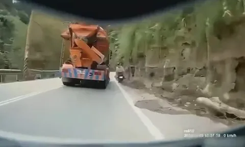 Clip: Thương tâm 2 nam sinh mất mạng dưới bánh xe bồn vì một điều rất dễ xảy ra