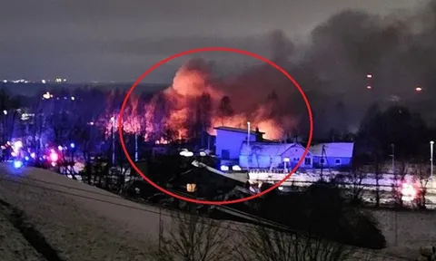 Clip: Thót tim chiếc máy bay suýt chạm trúng căn nhà có 12 người sinh sống rồi bốc cháy ngùn ngụt