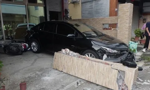 Clip: Nam tài xế say rượu chở theo 3 người đâm sập tường nhà dân với tốc độ "tử thần"