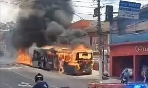 Clip: Kinh hoàng cảnh "xe buýt lửa" không người lái lao giữa lòng thành phố đông đúc