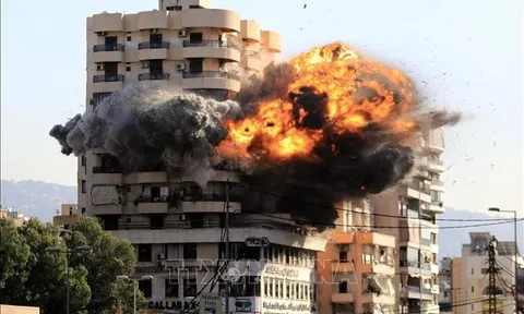 Clip: Bom liên tiếp dội xuống thủ đô Liban trước lệnh ngừng bắn