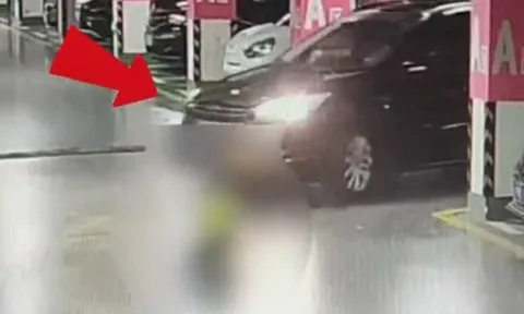 Clip: Xót xa khoảnh khắc tài xế cua khuất tầm nhìn trong hầm để xe, cán bé 2 tuổi tử vong