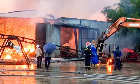 Clip: Hé lộ nguyên nhân cháy xưởng thức ăn chăn nuôi ở Quảng Bình