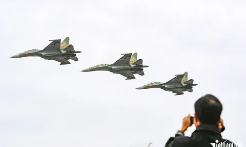 Clip: Chiêm ngưỡng tiêm kích Su-30MK2 và trực thăng Mi trên bầu trời Hà Nội
