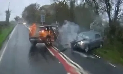 Clip: Tài xế vượt ẩu lấn sang làn ngược chiều gây tai nạn liên hoàn khiến 9 người bị thương