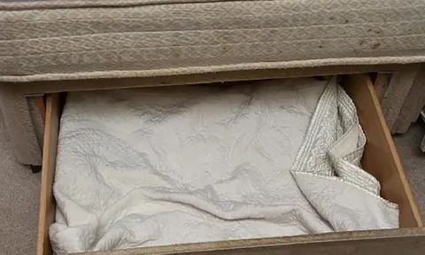 Tội tác của người mẹ đẻ con rồi giấu đứa trẻ trong ngăn kéo giường suốt 3 năm, không ai hay biết