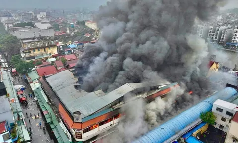 Clip: Khoảnh khắc bà hỏa nuốt trọn căn nhà khiến 4 người tử vong ở Nha Trang