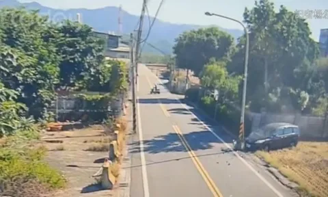 Clip: Ô tô thành đống sắt vụn khi lao như tên bắn vào cột điện