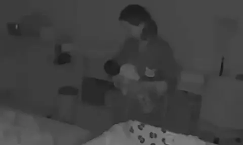 Clip: Phẫn nộ xem camera thấy bảo mẫu bạo hành bé sơ sinh 2 ngày tuổi