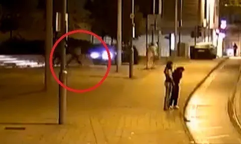 Clip: Hoảng hồn nhìn tài xế lái xe hất văng nam sinh viên lên không trung giữa phố