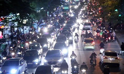 Quy định mới nhất về bật đèn xe, bấm còi từ 1/1/2025