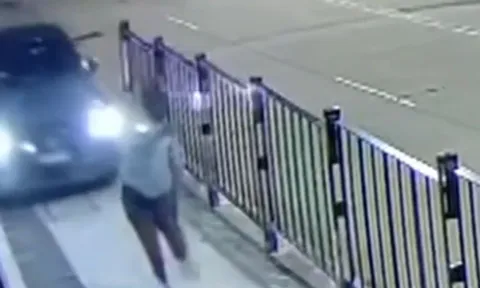 Clip: Người đi bộ hét thất thanh khi bị ô tô mất kiểm soát đâm trên vỉa hè
