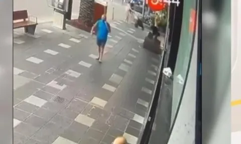 Clip: Thương tâm cô gái trẻ rơi xuống hố ga sau tiếng nổ lớn