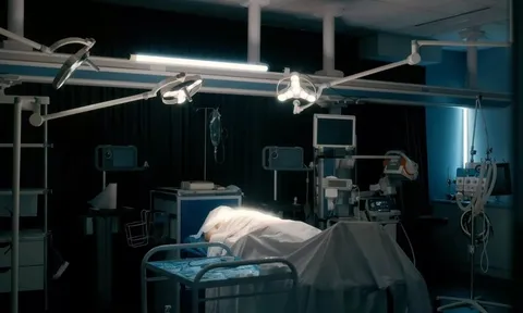 Người phụ nữ cử động tay khi gia đình chuẩn bị làm tang lễ