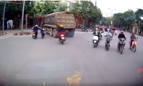 Clip: Đang đi xe máy, người đàn ông nhanh trí kéo em bé đi xe đạp khỏi điểm mù xe tải, nghìn người cảm ơn không tiếc lời