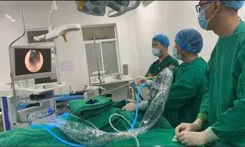 Phẫu thuật nội soi vi phẫu thanh quản cắt u nang/ polyp/ hạt xơ dây thanh